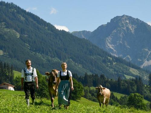 Eure Gastgeber mit Daria und Annabel