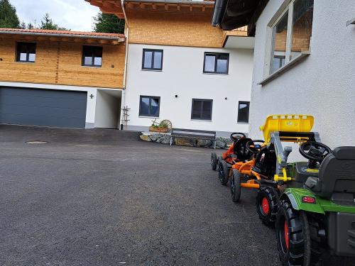 Der kleine Fuhrpark wartet schon auf begeisterte Rennfahrer!