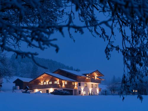 Das neuerbaute Haus im Winterkleid
