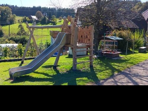 Spielplatz mit Rutsche, Schaukel und Sandkasten Spielplatz mit Rutsche, Schaukel und Sandkasten