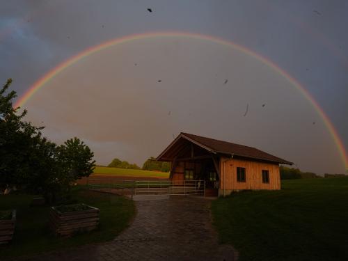 Pferdestall-mit-Regenbogen