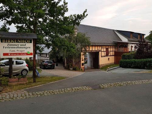 Hofansicht auf dem Birkenhof Leitlitz im Vogtland
