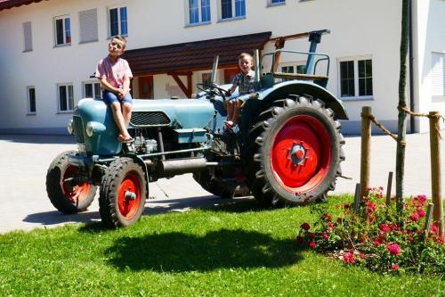 Allgaeu_Bergferienhof_Roesch_Traktor