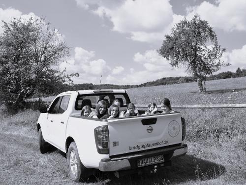 Auf dem Pickup geht es über Feldwege zu den Rindern. Auf dem Pickup geht es über Feldwege zu den Rindern.