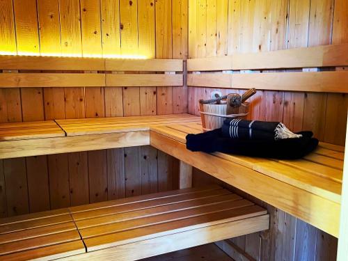 Private Spa in Holzbauweise mit Finnischer Sauna und Ruheraum. Private Spa in Holzbauweise mit Finnischer Sauna und Ruheraum.