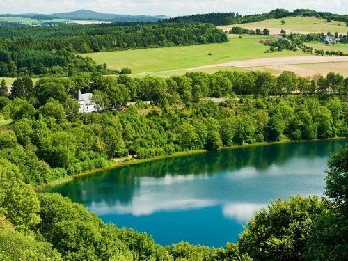 Maare - Die Augen der Eifel in nächster Umgebung. Maare - Die Augen der Eifel in nächster Umgebung.