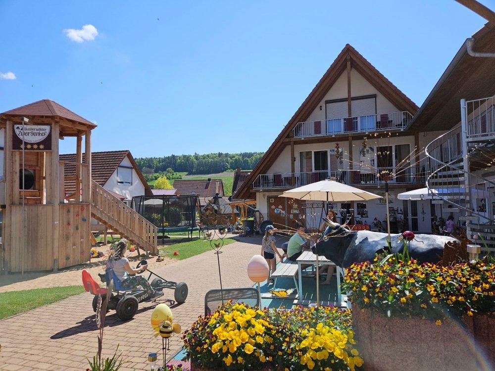 Zwergenhof mit Spielturm