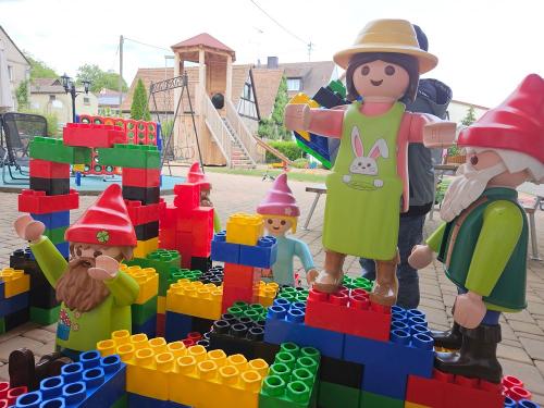 Lego, Playmobil, Lachen und Spielen