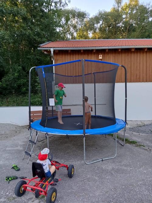 Trampolin hüpfen und Go-Kart fahren am Hof