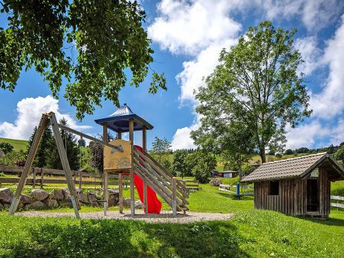 Spielplatz 80m entfernt neben dem Restaurant