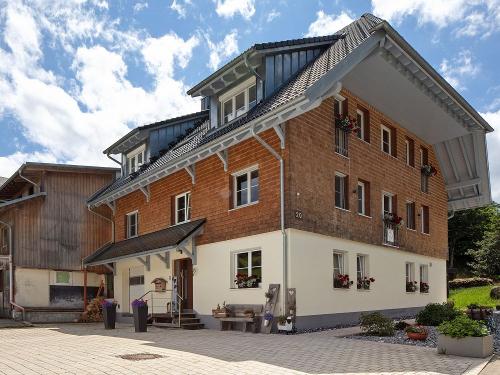 Sonnerhof Seitliche Ansicht großer Parkplatz