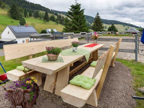 sonnerhofsitzplatzmitgroertisch-garnitur