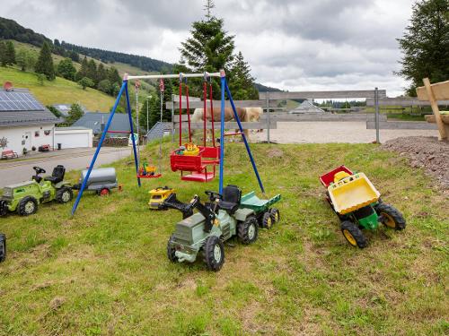 Freisitz zum Grillen mit Fuhrpark für Kinder Freisitz zum Grillen mit Fuhrpark für Kinder