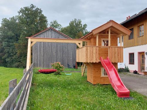 Spielhaus mit Schaukeln und Rutsche