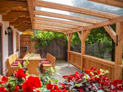gemütliche überdachte Terrasse Attelblick