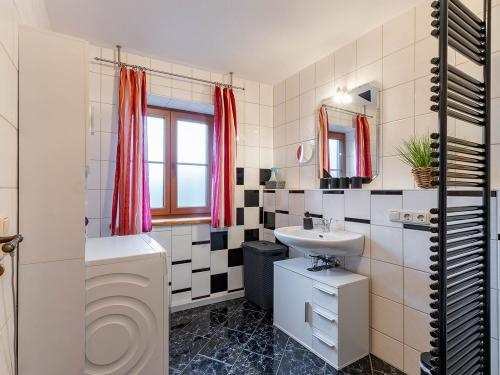 Bad mit Dusche, WC, Urinal, Waschmaschine, Attelblick