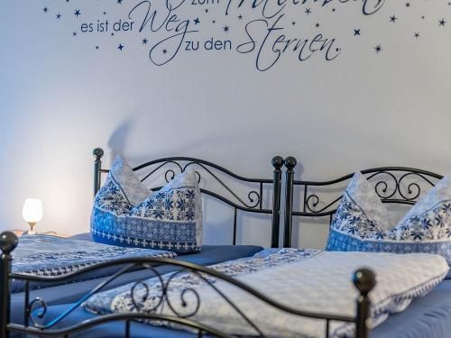 blaues Schlafzimmer mit Schlafsofa, Balkon, Zellbachblick 1. OG