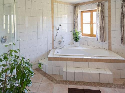 Badezimmer mit Dusche, Wanne, WC, Zellbachblick 1. OG