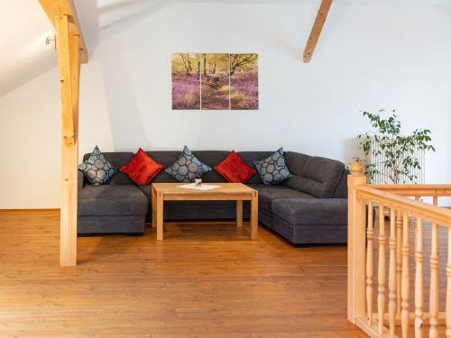 große gemütliche Galerie mit Sofa, TV, Sitzecke. 2. OG Zellbachblick