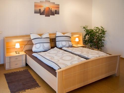 braunes Schlafzimmer Doppelbett mit Balkon, 1. OG