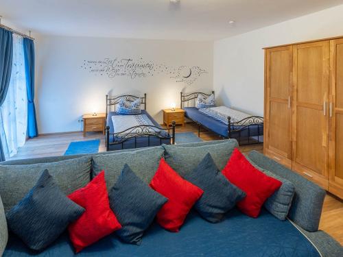 blaues Schlafzimmer mit Schlafsofa, Balkon, Zellbachblick 1. OG