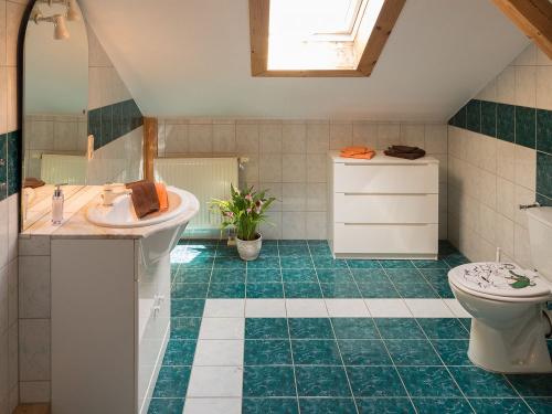 Badezimmer mit Dusche, WC, Zellbachblick, 2. OG