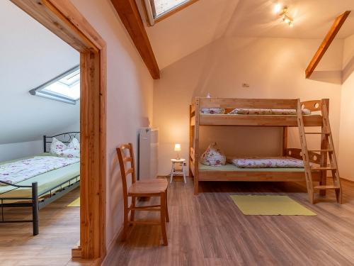 Kinderzimmer mit Stockbett und zusätzlichem Schlafraum, 2. OG Zellbachblick
