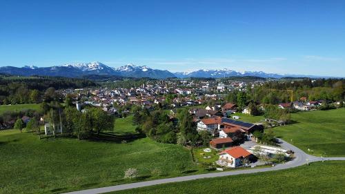 Unser Hof mit Ferienhaus_Blick auf Traunstein