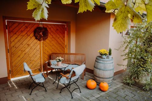 Weingut_Becker_Sitzplatz
