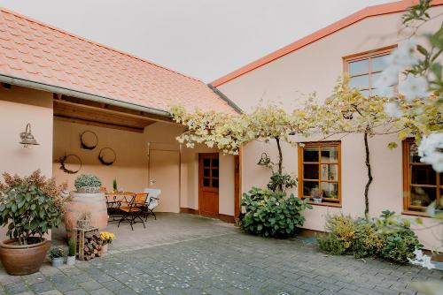 Weingut_Becker_sonniger_Innenhof