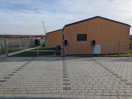 3 E-Ladestationen am Parkplatz (gegen Gebühr)