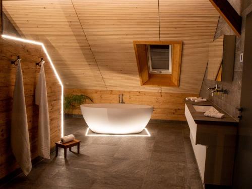 das-grosse-bad-mit-freistehender-badewanne