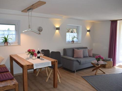 Gartenwohnung Sofa & Esstisch