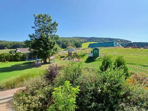 Fantastische Aussicht auf Spielplatz und Umgebung