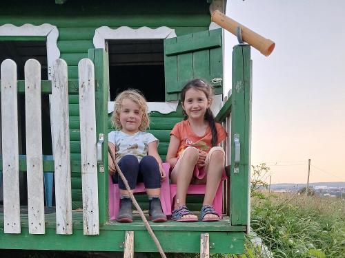 Kinder im Spielhaus