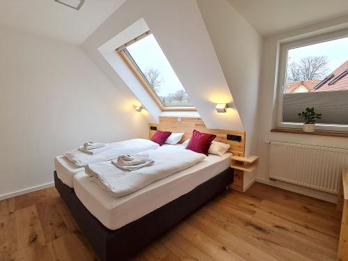 Ferienwohnung 2: Schlafzimmer mit Doppelbett