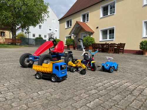Spielsachen Hof_Wohnhaus2