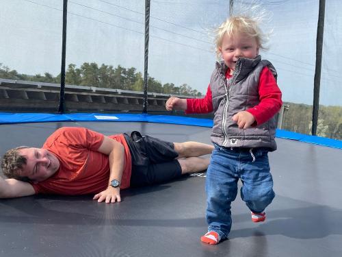 Trampolin Papa mit Kind