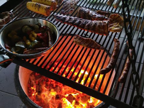 Grillabend in der Grillhütte mit Stockbrot