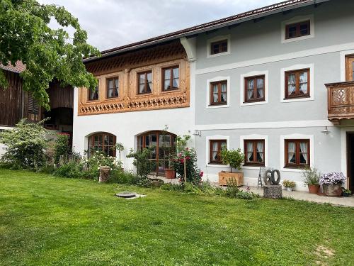 unser Haupthaus mit Ferienwohnung und Garten