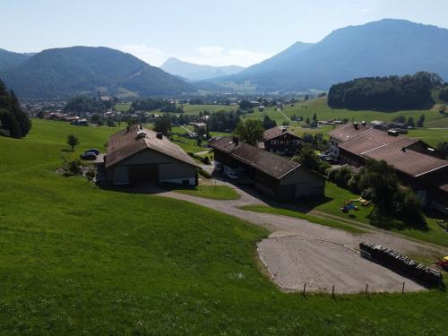 Aufnahme hinter dem Haus von den großen Wiesen aus