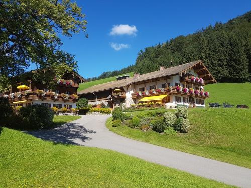 Unser Bauernhof im Sommer mit Balkonblumen