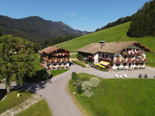 Luftbildaufnahme unsers Hofs mit Hochfelln
