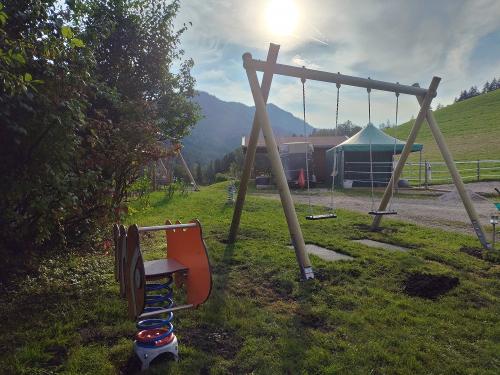 Unser neuer Spielplatz wächst_Doppelschaukel_Wippe