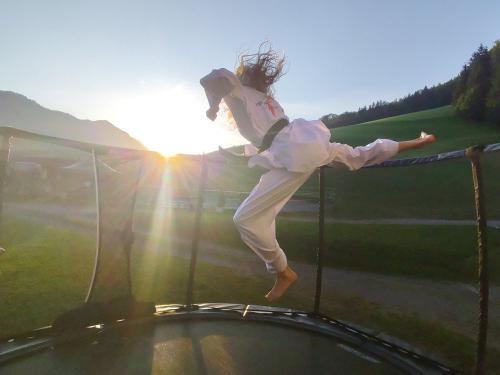 Traumhafte Sprünge auf unserem großen Berg-Trampolin für extra hohe Sprünge