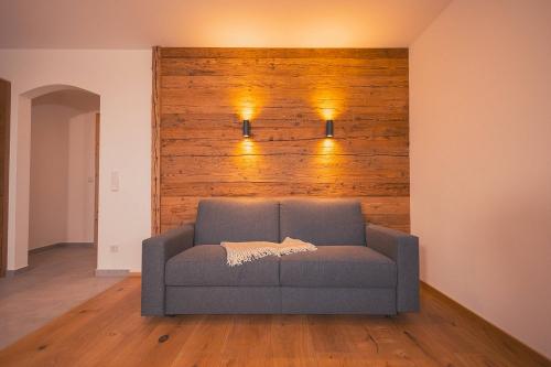 Wohnbereich mit Altholzwand