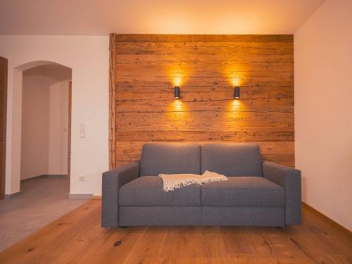 Wohnbereich mit Altholzwand