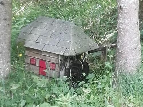 Zwergenmühle im Wald