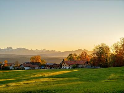 Alpenpanorama im Herbst vorm Hof