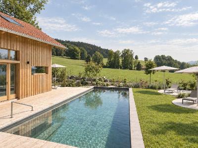 maechlerhof-naturpool-spaetsommer-2026
